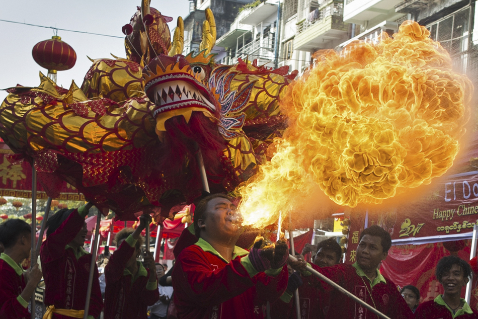 2.当地时间2017年1月28日，缅甸仰光，民众庆祝传统春节。2