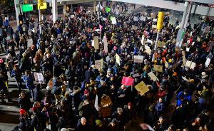 特朗普限制入境令掀轩然大波，女性大游行后又现机场大游行