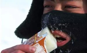 军报发“战士啃牛奶”图，网友赞：“十年饮冰，难凉热血”