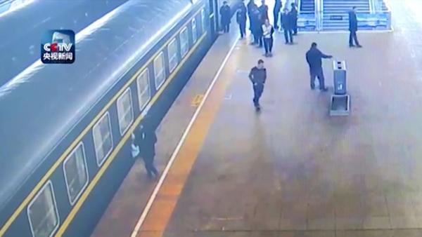 3岁女童掉下列车站台，旅客跳下施救