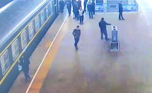 3岁女童掉下列车站台,旅客跳下施救