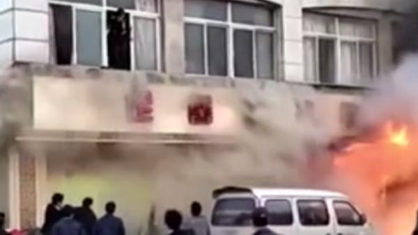 天台县足浴店火灾：有人直接从楼上跳下
