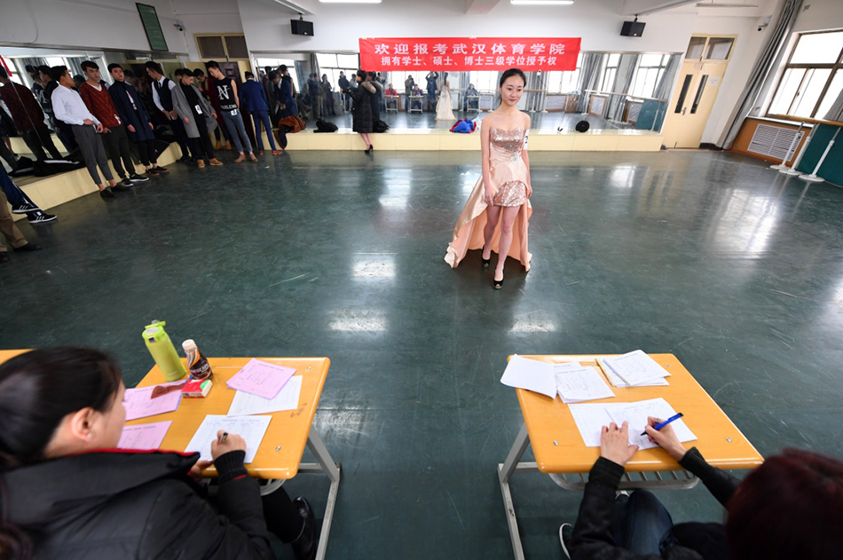 10.2月6日，在兰州文理学院考点，考生参加武汉体育学院艺考。