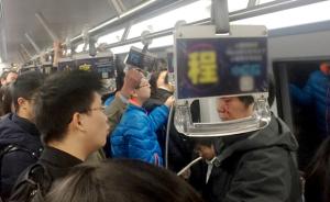 上海一男子地铁内看文件时妨碍旁边老人，不满被提醒打伤对方