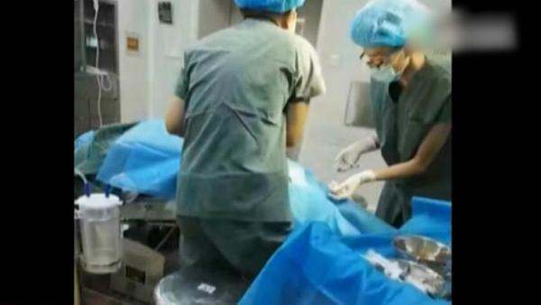 内蒙古医生带伤拄拐站手术台