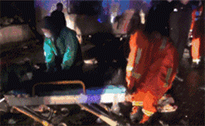 福银高速发生翻车事故：2人当场死亡52人送医，司机被控制