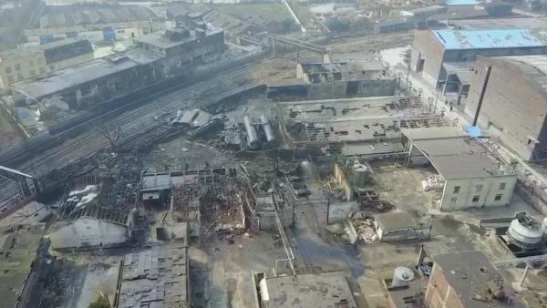 航拍铜陵化工厂爆炸现场：厂房仅剩支架