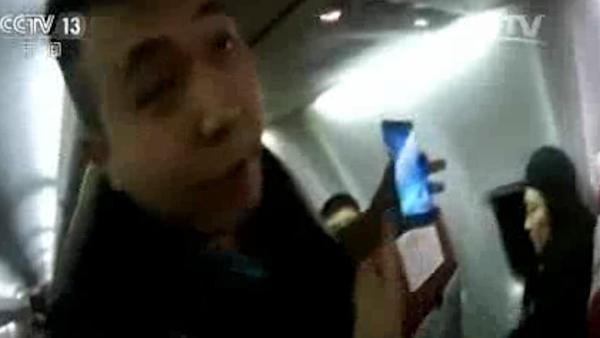 坐飞机不关手机被拘视频曝光