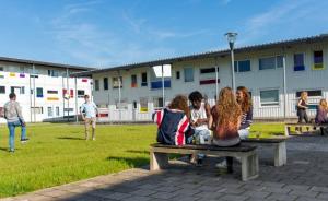 社会创新｜付不起高房租，荷兰青年和难民进行了一场社区实验