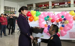 一对铁路职工的情人节：南京火车站候车室上演浪漫求婚