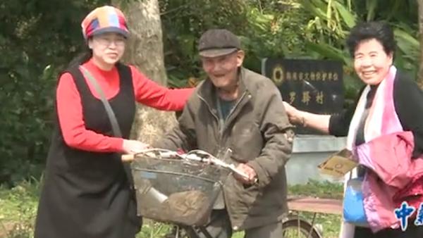 海南103岁老人每天骑车，游客称奇