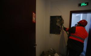 杭州一小区27户业主集体把通风井改房间，违建今日开拆