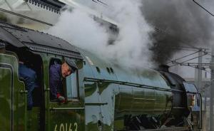 时隔50年，英国铁路线上再次运行蒸汽火车