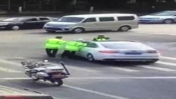 自贡套牌车司机冲关撞伤两名交警后逃逸
