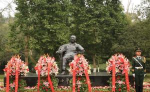 纪念邓小平逝世20周年，四川广安市民自发献花