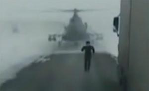 军用直升机降落公路，只因迷路了