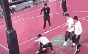 上海一男子打篮球时头部着地，已送医院救治