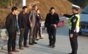 司机超载被查,驾驶证夹百元贿赂交警