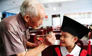 宁波一村小96岁老校长临终捐款两万，年过七旬仍任学校门卫