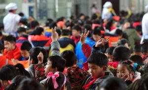 武汉最大农村寄宿小学：千人共进餐，添饭加菜比划石头剪刀