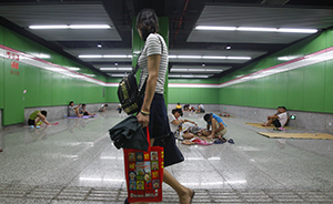 上海一地铁站成“纳凉胜地”，站方呼吁文明避暑勿打地铺