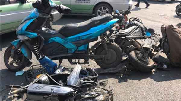 郑州一面包车撞多辆电动车，致1死9伤