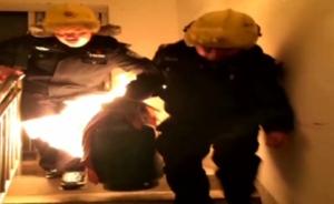 民警徒手拎走喷火煤气罐，手背被灼烧