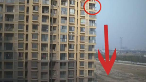 男童因家人疏忽从12楼镂空阳台坠落
