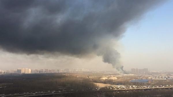 北京来广营一旧货市场起火，浓烟滚滚