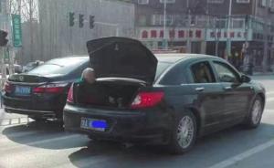郑州一男子让母亲坐轿车后备厢引热议，当事人回应并非故意