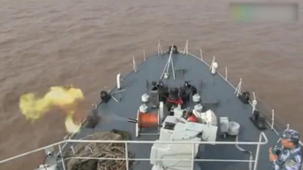 震撼！中国海军春季练兵展开实弹射击