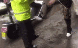 台州一女司机辱骂脚踢交警还发帖炫耀，涉嫌妨碍公务罪被刑拘