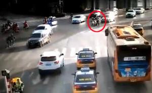 女子骑车闯红灯，交警奋力一拽救其性命