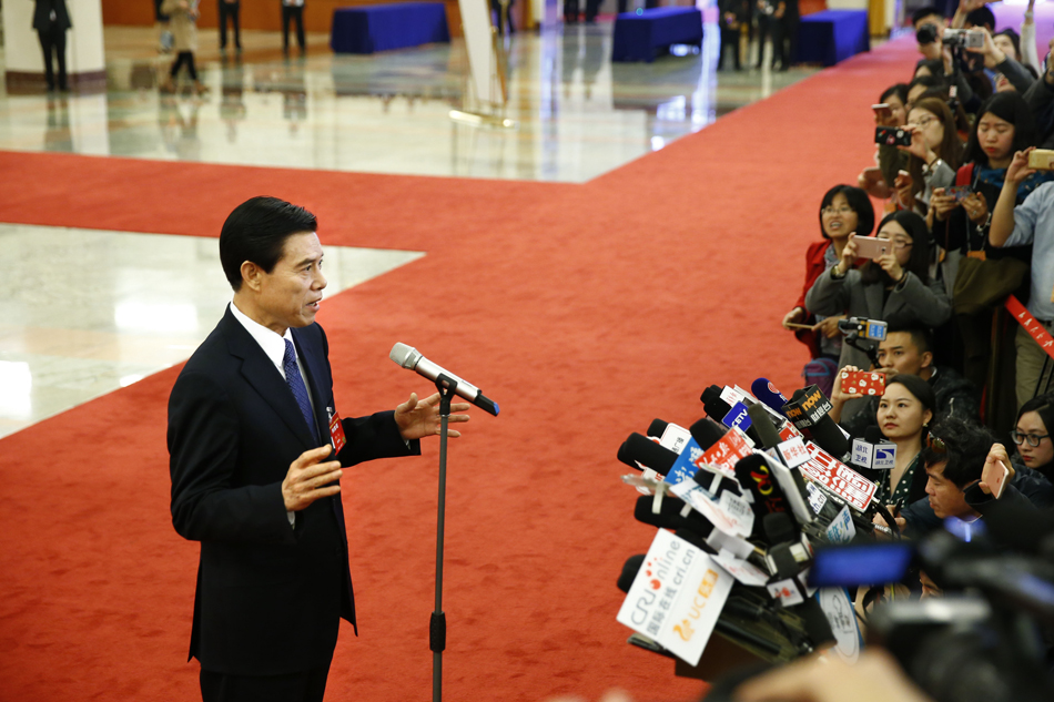 4.2017年03月03日，北京，全国政协十二届五次会议在北京人民大会堂开幕。商务部部长钟山在“部长通道”接受记者采访。