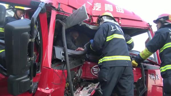 货车司机被困变形车头中，消防破拆解救