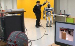 视频｜将脑电波翻译成机器语言，人类用意念轻松控制机器人