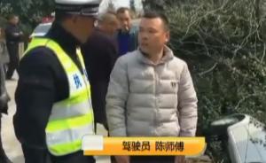 边开车边拿东西吃，车子失控翻下山