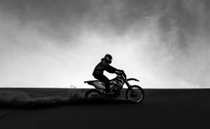 湖南怀化警方：摩托车司机捅杀3人案结案，嫌犯已服农药自杀