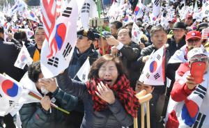 反对弹劾总统朴槿惠的民众与警方发生冲突，2人死亡1人危重