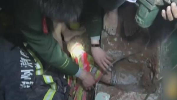 男童腿被吸进排水管，消防拆墙救援