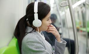 地铁里听耳机或伤耳朵，专家细数那些损伤听力坏习惯
