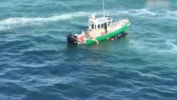 13万吨游轮冲向两女子，海警险中救人