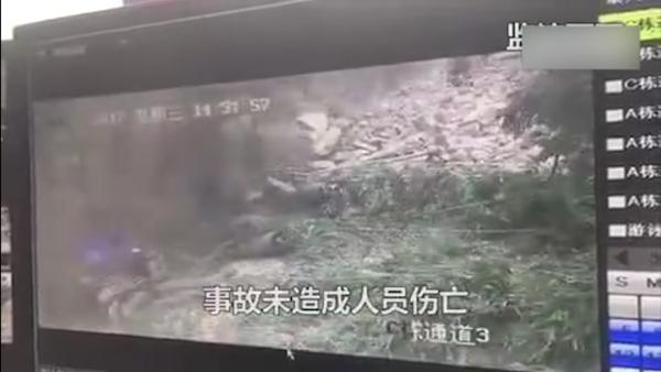 重庆两小区间一堡坎垮塌掩埋两辆车