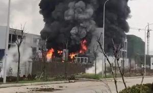 湖北荆门市一化工厂发生火灾，现场升起巨大浓烟