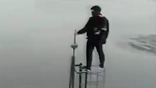 模仿视频爬百米大桥，三名男子被拘