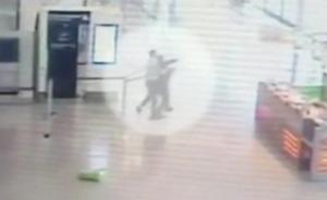 巴黎奥利机场抢枪事件监控公布：嫌疑人从背后突袭一名女兵