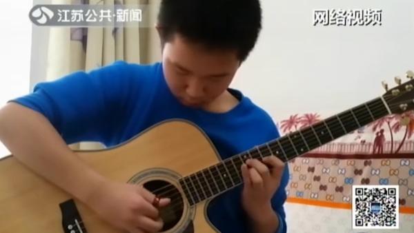 男孩弹吉他出神入化，高晓松看完想砸琴