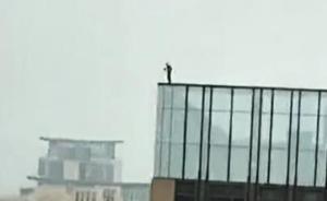 广州一男子从41楼惊险一跃玩跳伞