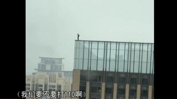 广州一男子从41楼惊险一跃玩跳伞