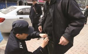 暖闻丨南京警察当街帮失禁老人穿好裤子：人老了也有尊严